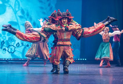 Zbliżenie na wilamowickie pajace podczas akrobacji na scenie