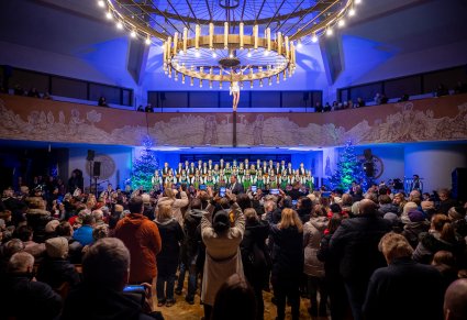 Chór, orkiestra i widownia podczas koncertu