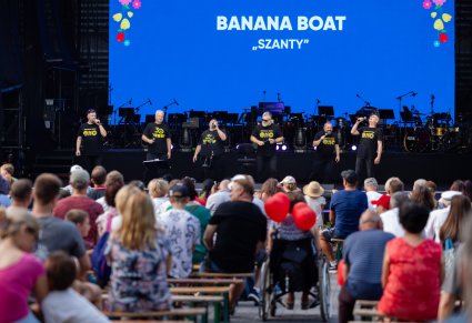 Na scenie zespół Banana Boat w trakcie śpiewu, widoczna część Publiczności