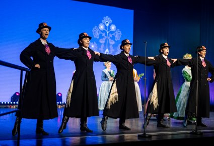 Na scenie grupa Artystów w kostiumach bamberskich w trakcie wykonywania choreografii