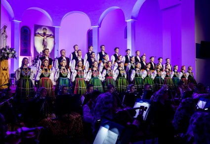 Chór i orkiestra podczas koncertu w kościele