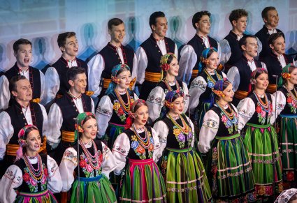 Zbliżenie na chór podczas koncertu