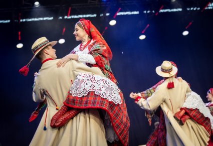 Na scenie pary Artystów w kostiumach łańcuckich w trakcie wykonywania choreografii tanecznej