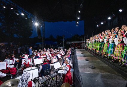 Na dole zdjęcia orkiestra w kostiumach wilanowskich, wyżej część chóru w kostiumach łowickich