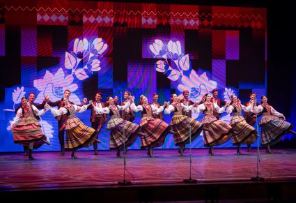 Tancerze w kostiumach krzczonowskich na scenie