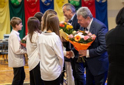 Wręczanie kwiatów Dyrektorowi