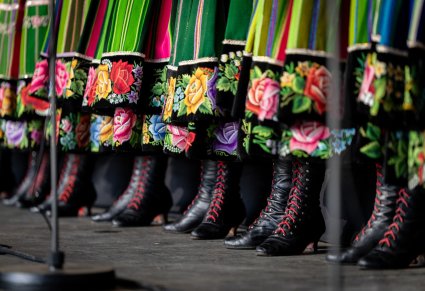 Elementy kostiumu łowickiego Chórzystek - spódnica i buty