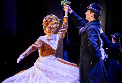 Zbliżenie na parę taneczną w kostiumie bamberskim na scenie