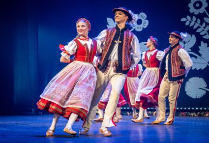 Zbliżenie na parę taneczną w kostiumach jurgowskich na scenie