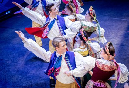 Grupa tancerzy w kostiumach rozbarskich w obrotach na scenie