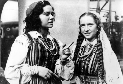 Scena z filmu "Przygoda na Mariensztacie". Na zdjęciu Lidia Korsakówna aktorka filmowa i teatralna, występująca w latach 50. w zespole "Mazowsze"