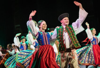 Zbliżenie na parę Artystów w kostiumach spiskich podczas wykonywania choreografii tanecznej