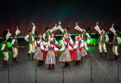Grupa Artystów w kostiumach spiskich podczas wykonywania choreografii tanecznej