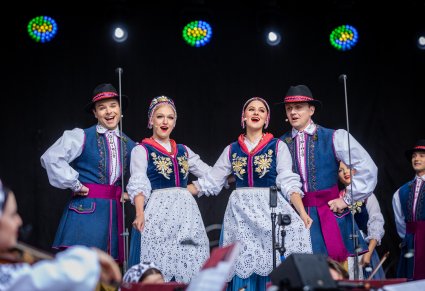 Czwórka Artystów w kostiumach kaszubskich na scenie