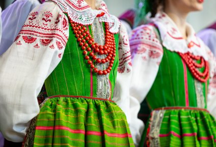 Zbliżenie na górną część kostiumu kurpiowskiego kobiecego