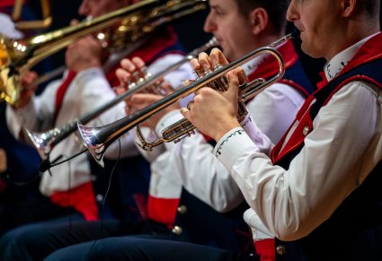 Zbliżenie na Muzyków z orkiestry dętej