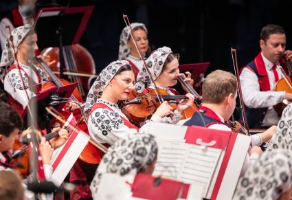 Muzycy w kostiumach wilanowskich, grający na instrumentach smyczkowych