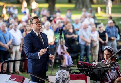 Na pierwszym planie Dyrygent, w tle fragment publiczności
