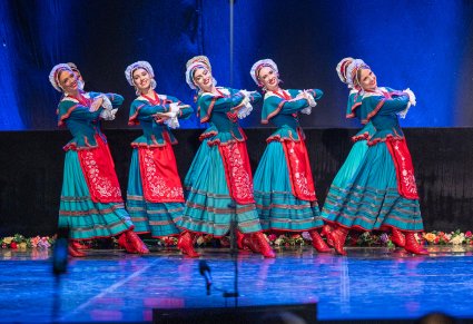 Artystki na scenie w choreografii tanecznej w kostiumach kujawskich