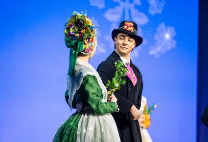 Zbliżenie na parę Artystów w kostiumach bamberskich w trakcie wykonywania choreografii tanecznej