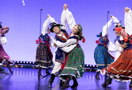 Pary Artystów w kostiumach limanowskich w trakcie wykonywania choreografii tanecznej