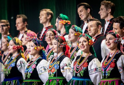 Zbliżenie na chór w kostiumach łowickich podczas koncertu