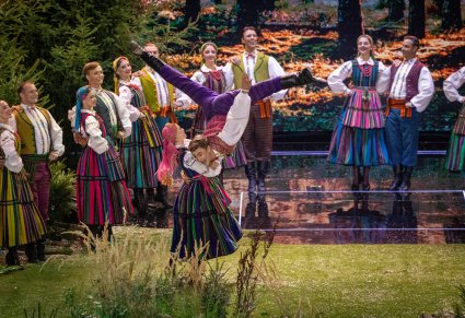 Artyści baletu w kostiumach opoczyńskich, podczas charakterystycznych figur oberka opoczyńskiego
