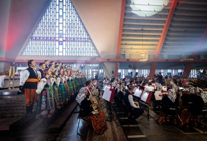 Boczna perspektywa na Artystów zespołu, koncert Pieśni w Kościele Św. Marcina w Gostyninie