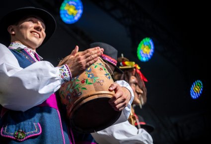 Artyści na scenie z burczybasem w kostiumach kaszubskich