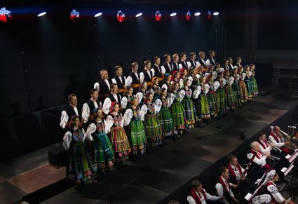 Widok na Artystów Chóru w kostiumach łowickich