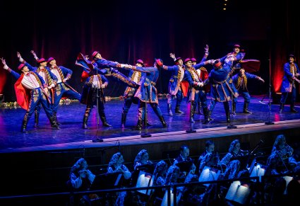 Tancerze w kostiumach podegrodzkich w akrobacjach tanecznych