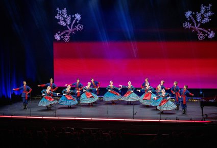 Na scenie pary Artystów w kostiumach kujawskich w trakcie wykonywania choreografii tanecznej