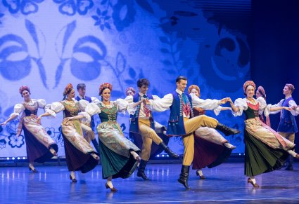 Grupa tancerzy w kostiumach rozbarskich wchodząca na scenę