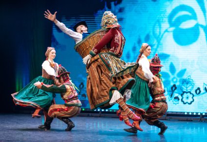 Na pierwszym planie wilamowicka Baba w tle wilamowickie pajace w parach z Artystkami w kostiumach wilamowskich