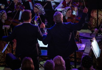 Dyrektor i dyrygent podczas prowadzenia koncertu