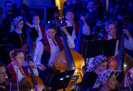Widok na część Orkiestry w kostiumach wilanowskich grająca na instrumentach smyczkowych