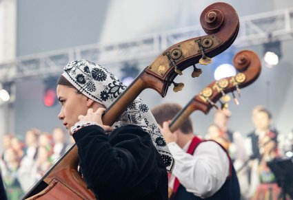 Zbliżenie na kontrabasistów w kostiumach wilanowskich