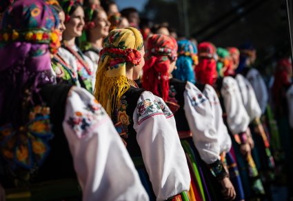 Zbliżenie na łowickie kostiumy chórzystek, w szczególności na chusty