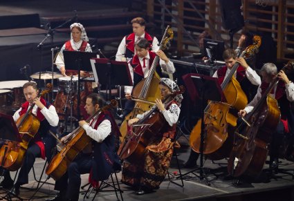 Grupa Artystów Orkiestry w kostiumach wilanowskich w trakcie gry na instrumentach