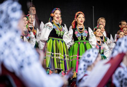 Solistki Chóru w kostiumach łowickich, podczas wykonania pieśni "Dwa serduszka"