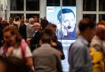 Dolne foyer na którym znajduje się wystawa o Tadeuszu Sygietyńskim i ścianka informująca o 130. rocznicy urodzin wielkiego Mistrza. Na fotografii zebrany tłum ludzi