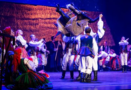 Na scenie Artyści przed szopką podrzucający postać Turonia do góry