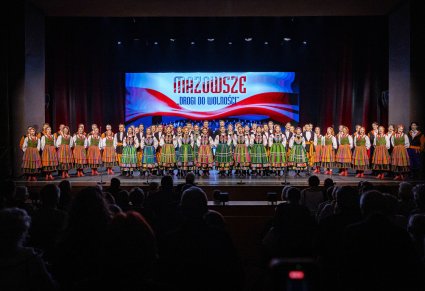 Grupa Artystów w kostiumach ludowych na scenie