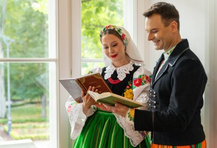 Artyści w kostiumach kocierzewskich z egzemplarzami "Dziadów" Adama Mickiewicza