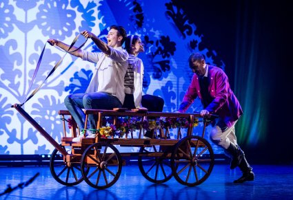 Agnieszka i Tomek na magicznym wozie i Pan Kajetan, który pcha powóz