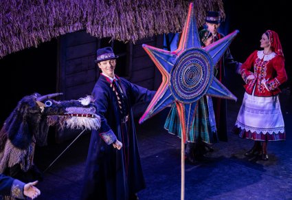 Na scenie przed szopką Postać Turonia i reszta Artystów przy wspólnej scenie