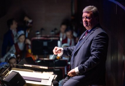 Zbliżenie na maestro Jacka Bonieckiego w trakcie dyrygowania koncertu