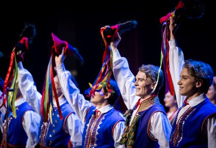 Tancerze w kostiumach krakowskich na scenie