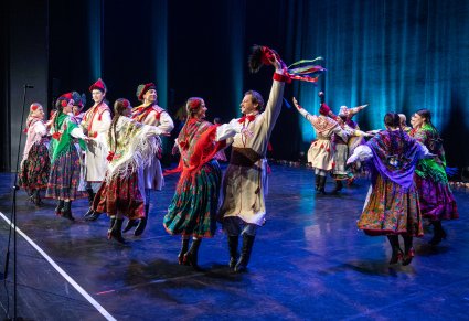 Tancerze w kostiumach krakowskich na scenie