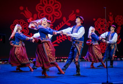 Zbliżenie na parę taneczną w kostiumie podegrodzkim